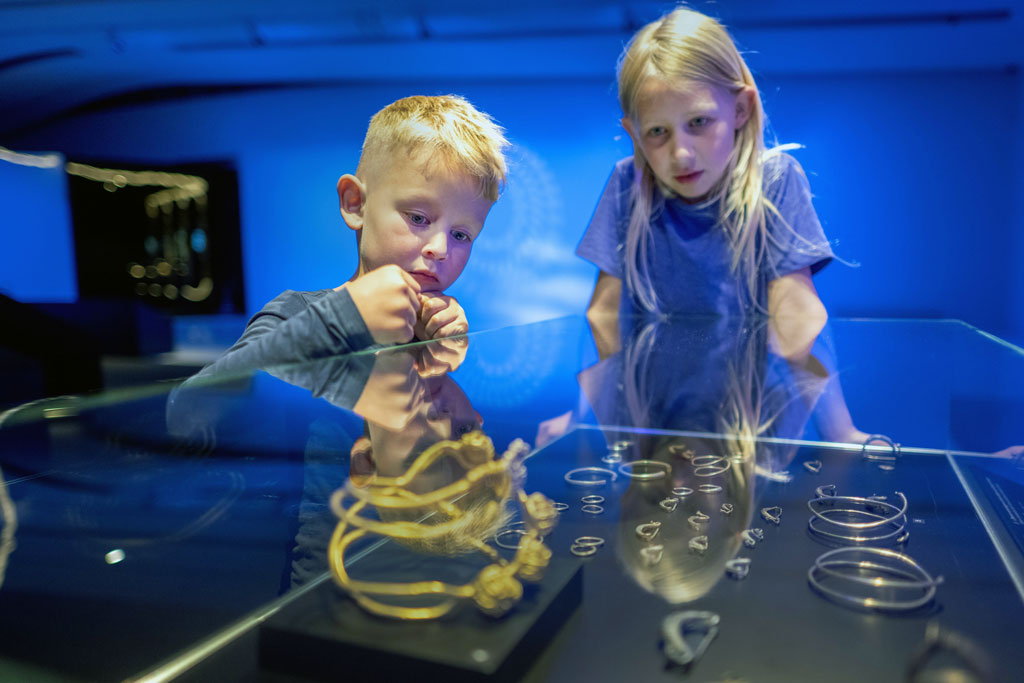 Kinderen in de tentoonstelling Dacia - Rijk van goud en zilver. Foto: Sake Elzinga